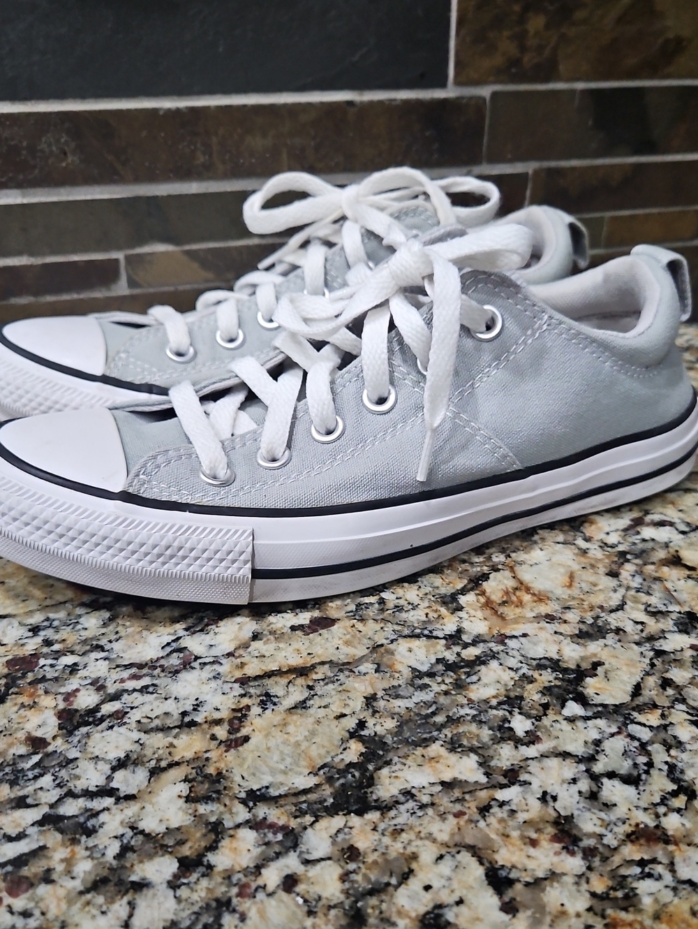 VGUC! Converse Madison Low Top Canvas Sneakers in Light Gray. Womens 8